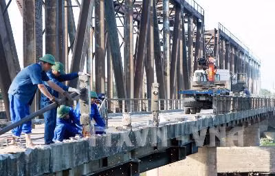 Vết nứt tại mố cầu Đuống không ảnh hưởng đến an toàn chạy tàu ảnh 1