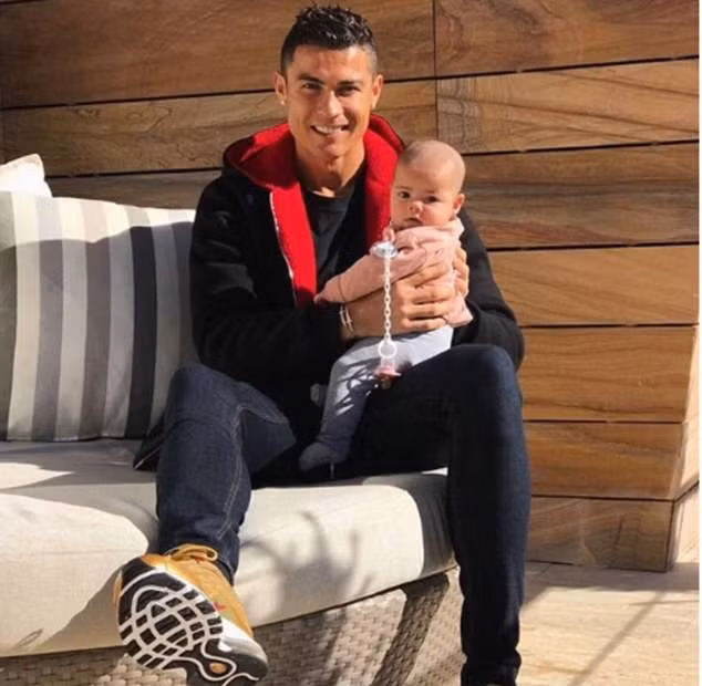 Cristiano Ronaldo sở hữu trang Instagram nhiều người theo dõi thứ hai thế giới ảnh 2