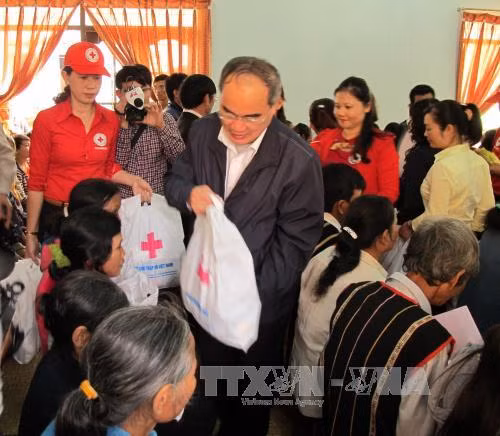 Đồng chí Nguyễn Thiện Nhân tặng quà Tết tại Đắk Lắk ảnh 1