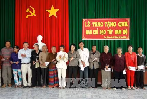 Tặng quà Tết hộ nghèo tỉnh Vĩnh Long ảnh 1