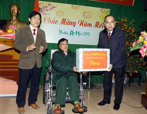 Đồng chí Nguyễn Thiện Nhân thăm, tặng quà Tết thương, bệnh binh ảnh 1