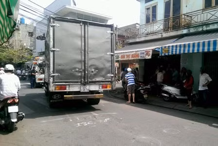 Xe tải tông xe máy, 4 người thương vong ảnh 2