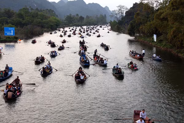 Hàng vạn người nô nức khai hội Chùa Hương ảnh 1