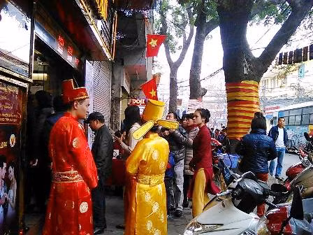 Xếp hàng dài chờ mua vàng ngày Thần Tài ảnh 2