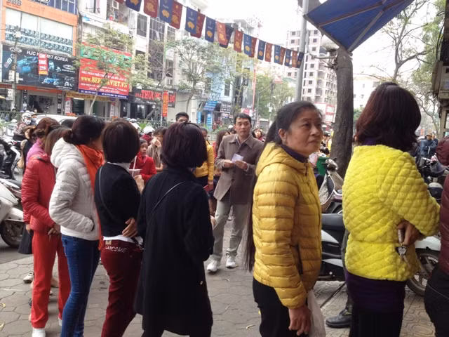 Chen nhau mua vàng trong ngày Thần Tài ảnh 1