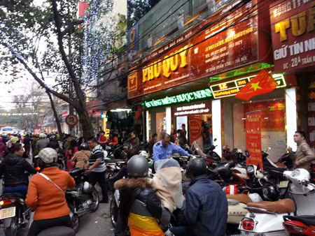 Xếp hàng dài chờ mua vàng ngày Thần Tài ảnh 1
