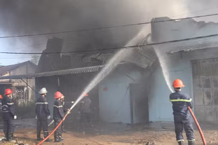 TP.HCM: Cháy lớn thiêu rụi xưởng nilon ảnh 3