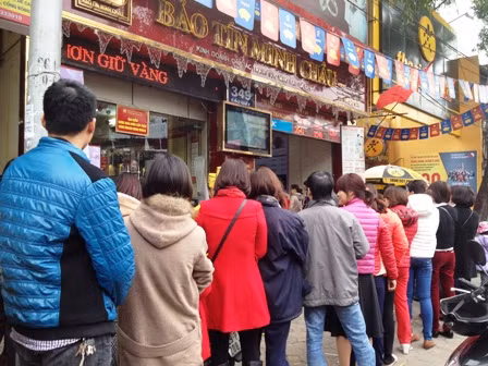 Xếp hàng dài chờ mua vàng ngày Thần Tài ảnh 6