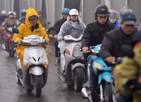 Nam biển Đông đề phòng lốc xoáy, gió giật ảnh 1