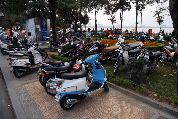 Nhộn nhạo giá trông xe ngày Tết ảnh 3