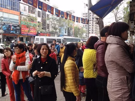 Xếp hàng dài chờ mua vàng ngày Thần Tài ảnh 4