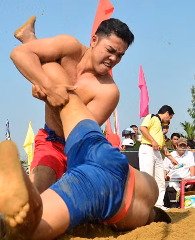 Hấp dẫn hội vật làng Sình ảnh 2