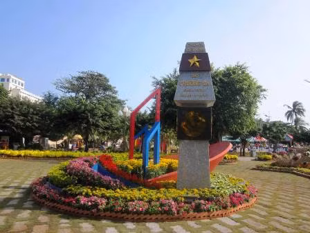 Cột mốc chủ quyền Trường Sa giữa lòng thành phố biển ảnh 5