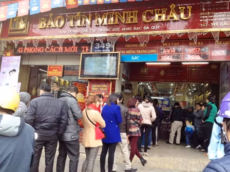 Xếp hàng dài chờ mua vàng ngày Thần Tài ảnh 3