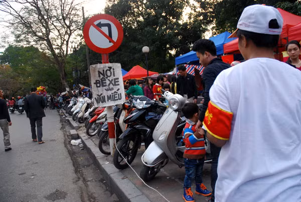 Nhộn nhạo giá trông xe ngày Tết ảnh 1