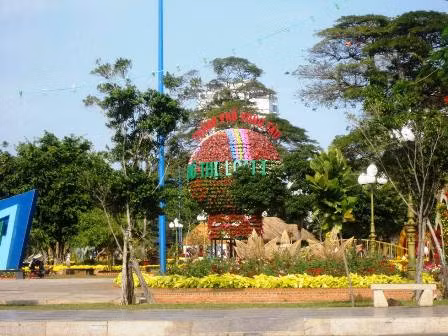 Cột mốc chủ quyền Trường Sa giữa lòng thành phố biển ảnh 4