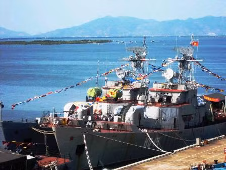 Cột mốc chủ quyền Trường Sa giữa lòng thành phố biển ảnh 3