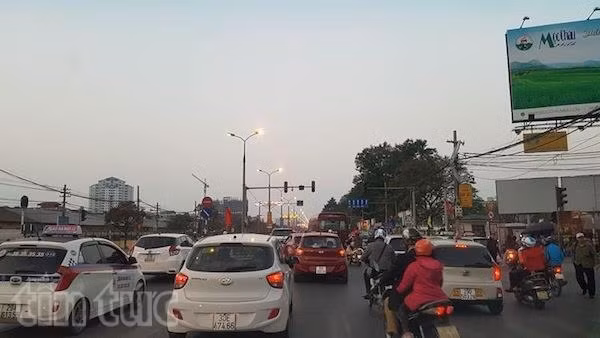 Người dân bắt đầu đổ về Thủ đô, gây ùn tắc trạm thu phí ảnh 6