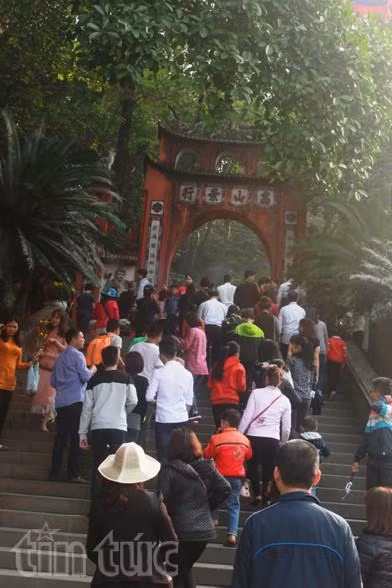 Người dân nô nức về đền Hùng bái Tổ đầu xuân ảnh 1