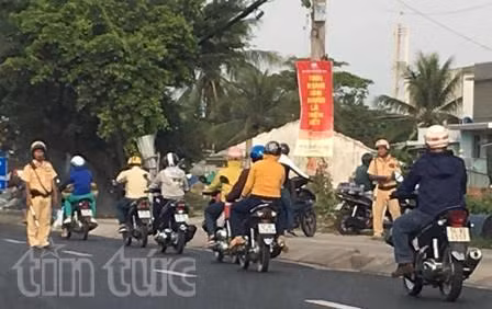 Dòng người ùn ùn trở lại thành phố sau kỳ nghỉ Tết ảnh 3
