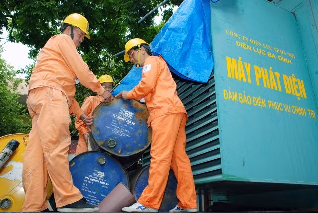 Những người thợ điện đón Xuân muộn ảnh 2