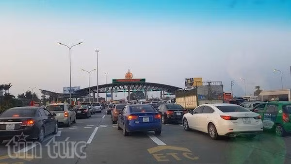 Người dân bắt đầu đổ về Thủ đô, gây ùn tắc trạm thu phí ảnh 5