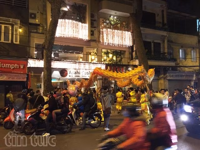 Chi chục triệu thuê đoàn lân, rồng mở hàng đầu năm ảnh 2