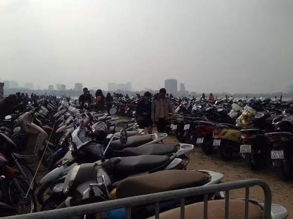 Trông xe miễn phí cho du khách đến Phủ Tây Hồ ảnh 6