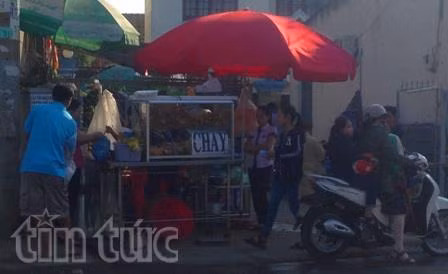 Quán ăn tranh thủ 'hét giá' trong ngày Tết ảnh 1