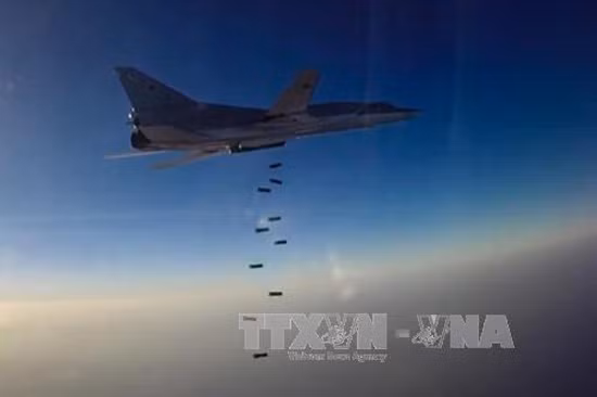 6 máy bay ném bom tầm xa Nga tấn công IS ở Syria ảnh 1