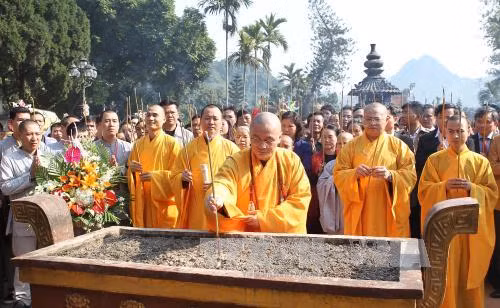Một số bài văn khấn khi đi lễ Chùa Hương ảnh 1