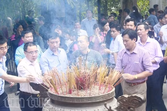 Người dân nô nức về đền Hùng bái Tổ đầu xuân ảnh 10