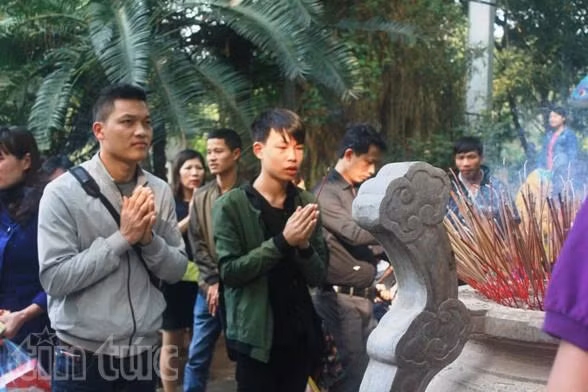 Người dân nô nức về đền Hùng bái Tổ đầu xuân ảnh 4