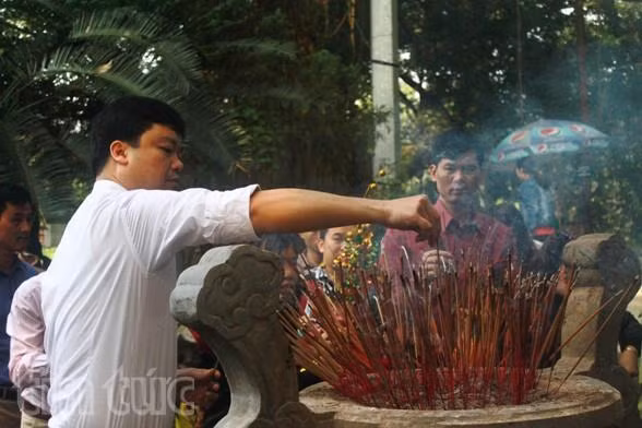 Người dân nô nức về đền Hùng bái Tổ đầu xuân ảnh 3