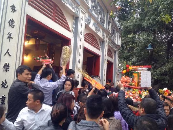 Trông xe miễn phí cho du khách đến Phủ Tây Hồ ảnh 3