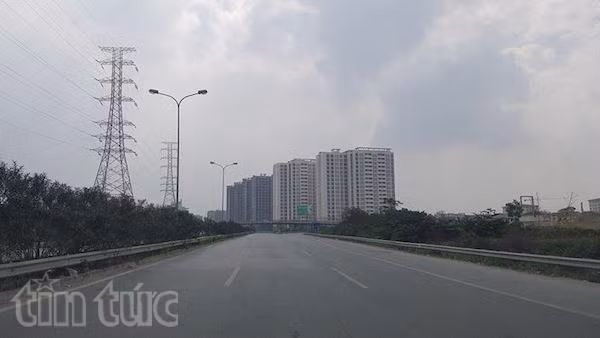 Người dân bắt đầu đổ về Thủ đô, gây ùn tắc trạm thu phí ảnh 1