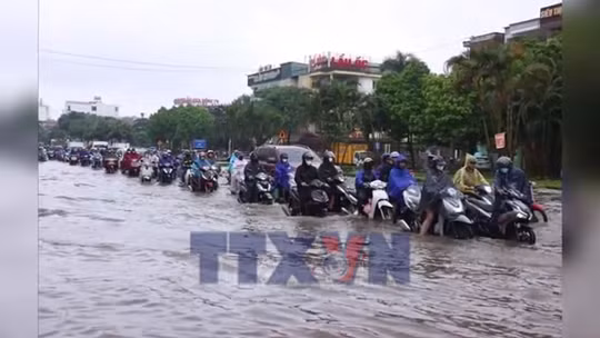Người dân Hà Nội lại chật vật giữa 'biển nước'