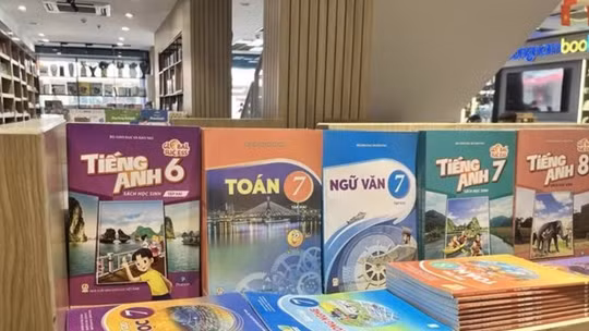 Điều chỉnh chương trình, sách giáo khoa như thế nào? 