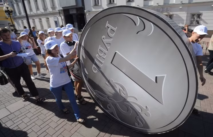 Crimea chính thức lưu hành đồng ruble Nga ảnh 1