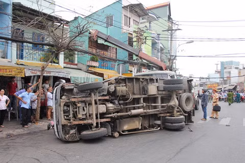 Xe cẩu vướng cáp điện lật nhào ảnh 1