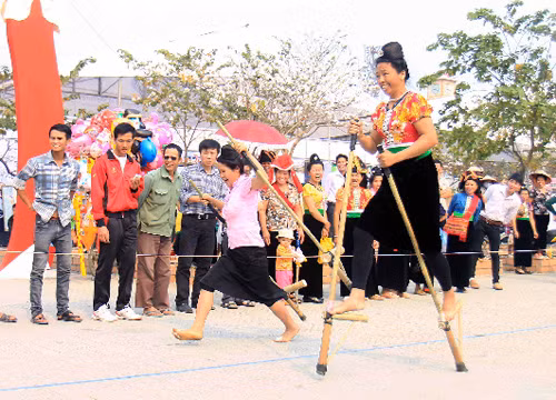 Cưỡi ngựa, bắn cung, đua voi... rộn ràng miền dân tộc ảnh 1
