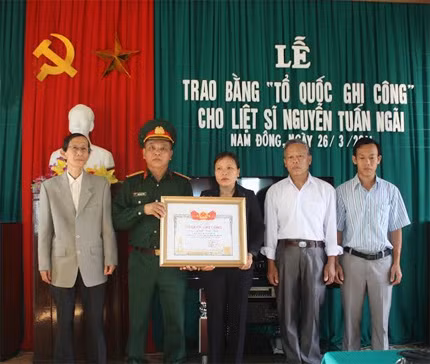 Trao bằng Tổ quốc ghi công cho thân nhân liệt sỹ Nguyễn Tuấn Ngãi ảnh 1