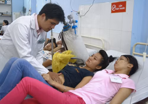 Hàng chục công nhân nhập viện nghi ngộ độc thức ăn ảnh 1