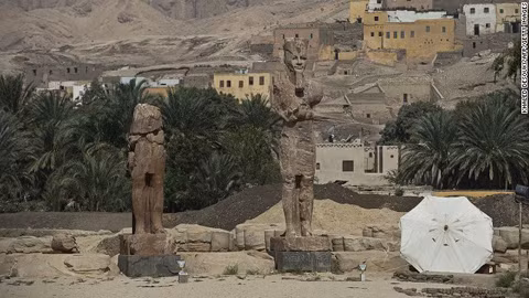Ai Cập công bố hai tượng pharaoh khổng lồ ảnh 1