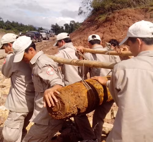Xử lý an toàn quả bom 250kg và một đầu đạn đại bác ảnh 1