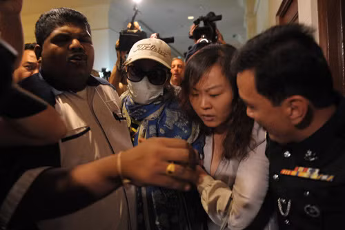 Thân nhân hành khách MH370 náo loạn họp báo ảnh 1