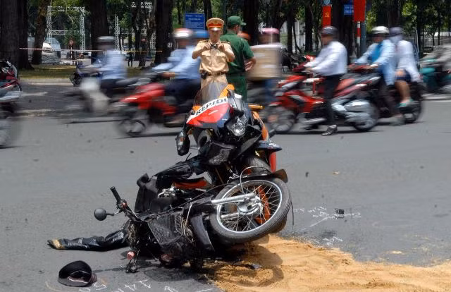 Mô tô phân khối lớn tông 2 người nguy kịch ảnh 1