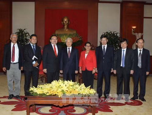 Tổng Bí thư tiếp Tổng Bí thư Đảng Mặt trận Giải phóng Dân tộc El Salvador ảnh 1