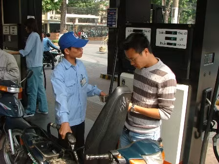 Giá xăng trong nước nguy cơ tăng ảnh 1