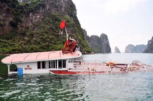 Hành khách và thủy thủ an toàn trong vụ va chạm tàu trên Vịnh Hạ Long ảnh 1